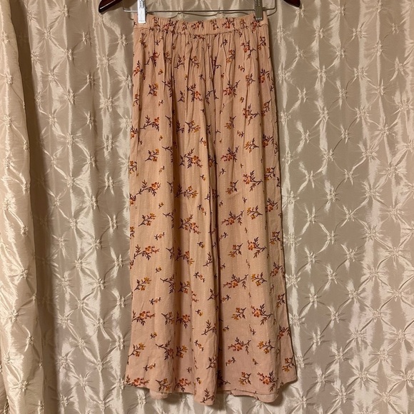 American Eagle Pink Floral Wide Leg Cropped Gaucho Pants - Picture 3 of 11